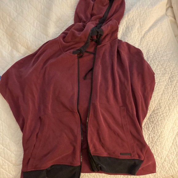 Blanc Noir hooded workout vest - Picture 3 of 11